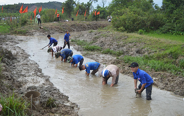 Tuổi trẻ Đạ Tẻh tham gia nạo vét kênh mương nội đồng góp phần xây dựng nông thôn mới tại địa phương