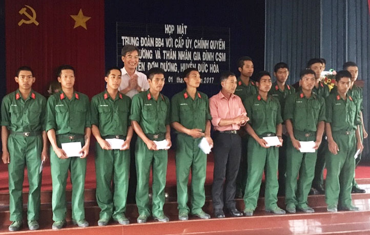 Trao quà cho các chiến sỹ mới. Đoàn công tác của huyện Đơn Dương và thân nhân các chiến sỹ mới chụp hình lưu niệm với đơn vị huấn luyện
