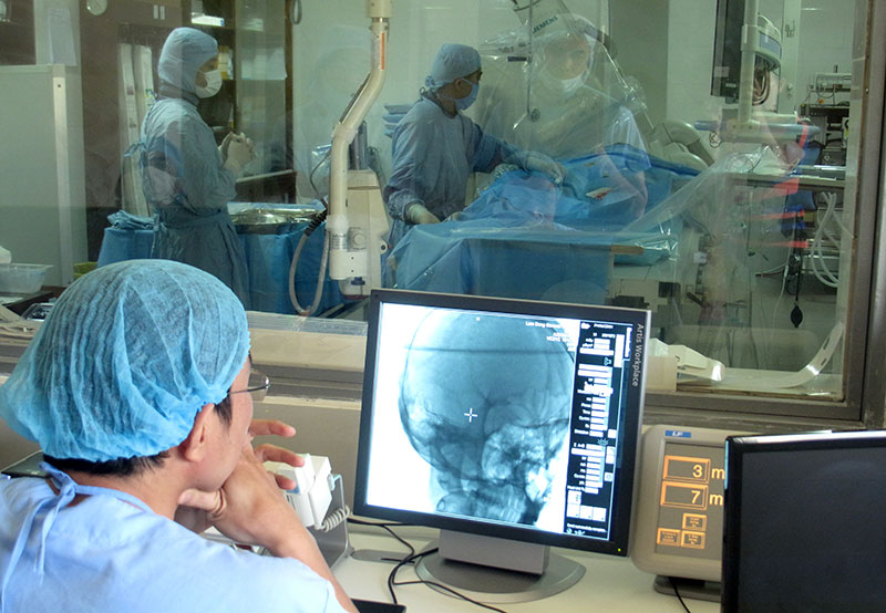Kỹ thuật chụp mạch máu thần kinh mới được triển khai tại Bệnh viện Đa khoa Lâm Đồng (3/2017) nhờ chuyển giao kỹ thuật từ Bệnh viện Nhân Dân 115 TP Hồ Chí Minh. Ảnh: A.Nhiên