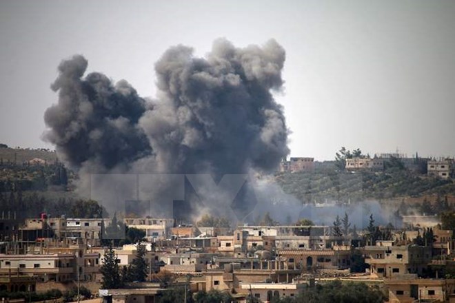 Khói bốc lên sau một đợt không kích ở Deraa. (Nguồn: AFP/TTXVN)