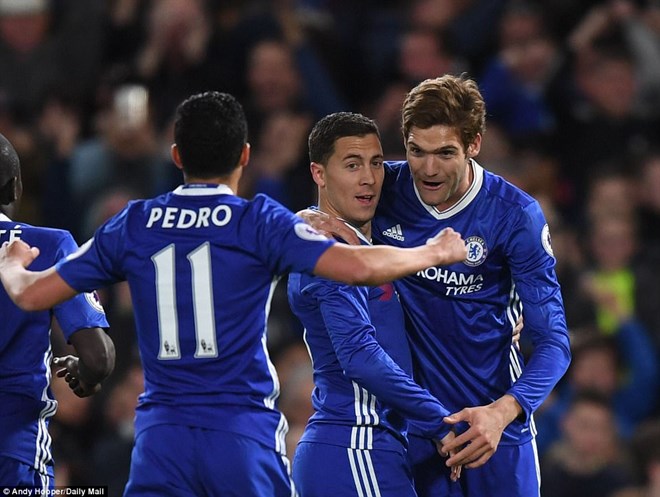 Hazard giúp Chelsea tiến gần hơn tới chức vô địch. (Nguồn: Daily Mail)