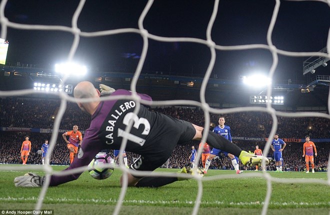 Hazard phải mất 2 lần dứt điểm mới ghi được bàn thắng trong tình huống sút 11m. (Nguồn: Daily Mail)