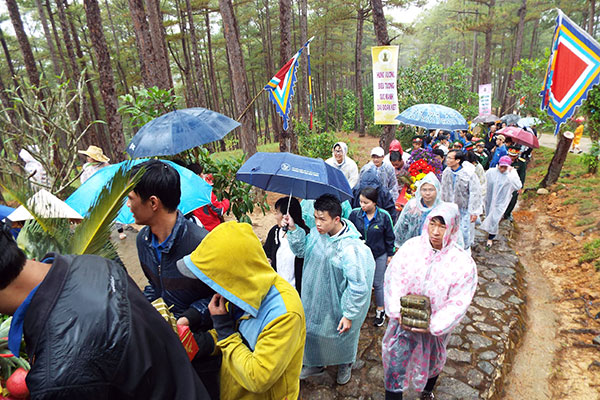 Mặc dù trời mưa những vẫn rất đồng người tham gia Lễ Giỗ tổ
