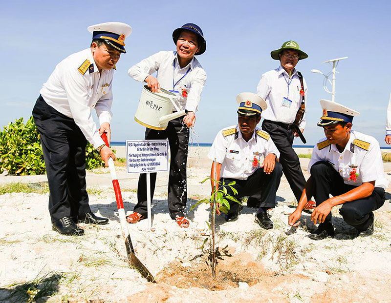Bí thư Tỉnh ủy Lâm Đồng Nguyễn Xuân Tiến trồng cây tại đảo Sơn Ca