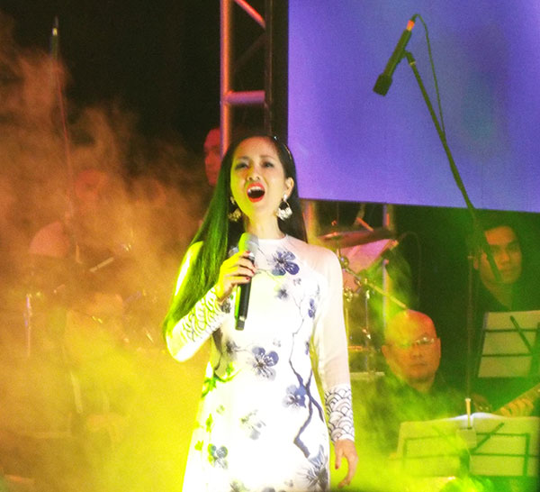 Diva Hồng Nhung làm nóng sân khấu bằng 2 ca khúc Một cõi đi về, Ru tình