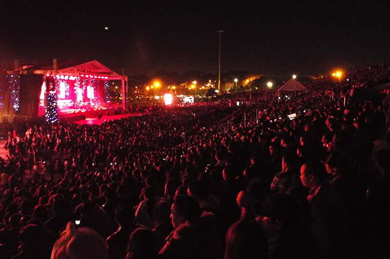 Hàng chục ngàn khán giả đến xem đêm biểu diễn khiến Quảng trường Lâm Viên không còn chỗ trống