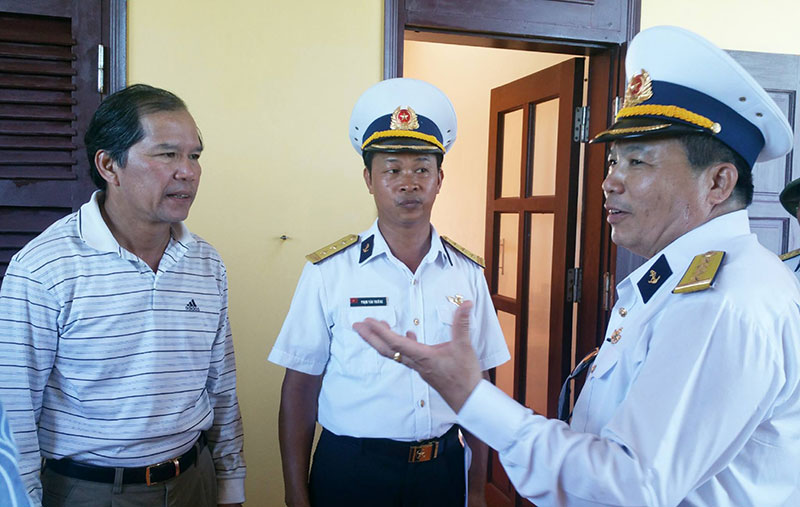 Bí thư Tỉnh ủy Lâm Đồng trò chuyện với lãnh đạo Bộ tư lệnh Hải quân và Chỉ huy Trưởng đảo Phan Vinh