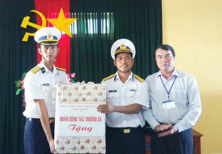 Phó Chủ tịch UBND tỉnh, đại diện đoàn công tác tỉnh Lâm Đồng trao quà tặng cho cán bộ, chiến sỹ đảo Đá Tây C
