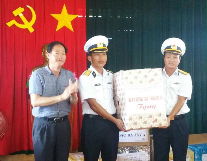 Chủ tịch Ủy ban MTTQ Việt Nam tỉnh Lâm Đồng tặng quà cán bộ, chiến sỹ đảo Đá Tây A