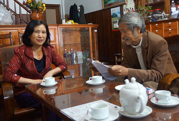 Chị Nguyễn Thị Tầm đang trao đổi với tác giả