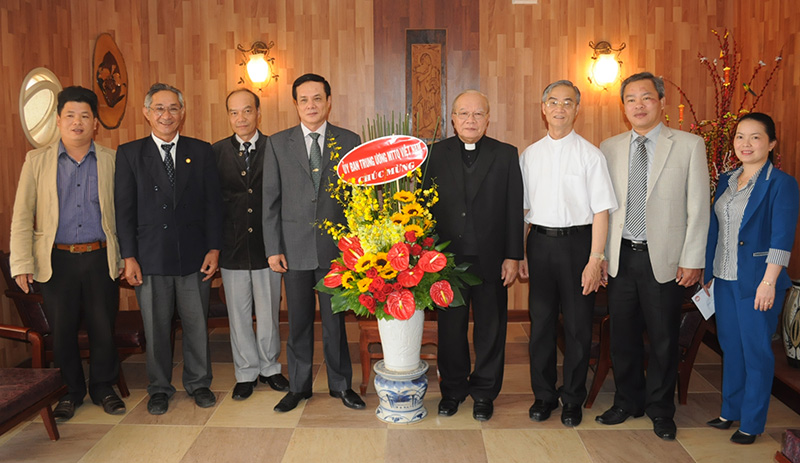 Phó Chủ tịch Ủy ban Trung ương MTTQVN tặng hoa chúc mừng Tòa Giám mục Giáo phận Đà Lạt