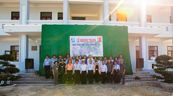Đoàn công tác tỉnh Lâm Đồng chụp hình lưu niệm bên khu nhà ở vừa trao tặng cho bộ đội đảo Sơn Ca