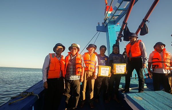 Lãnh đạo đoàn công tác thăm hỏi và tặng quà ngư dân đánh bắt cá trên biển.