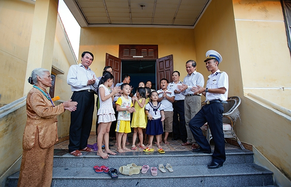 Bí thư Tỉnh uỷ Nguyễn Xuân Tiến cùng lãnh đạo đoàn công tác và các cháu nhỏ đang sinh sống trên đảo Trường Sa cùng hát vang bài hát Khúc quân ca Trương Sa.
