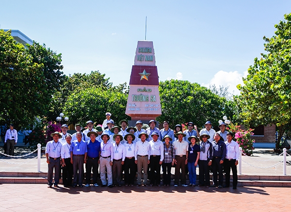 Đoàn công tác tỉnh Lâm Đồng chụp hình lưu niệm bên cột mốc đảo Trường Sa.