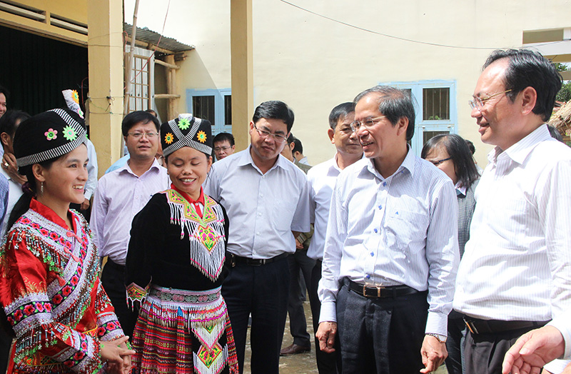 Đồng chí Nguyễn Xuân Tiến - Bí thư Tỉnh ủy trò chuyện với bà con DTTS ở Đam Rông. Ảnh: N.N