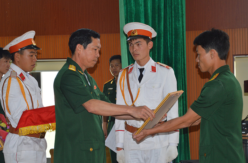 Đại tá Trần Chiến – Phó Chính ủy Bộ CHQS tỉnh trao giấy khen cho cá nhân điển hình tiên tiến