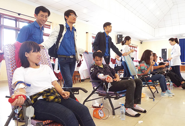 Hơn 300 đoàn viên thanh niên tham gia Ngày hội hiến máu tình nguyện