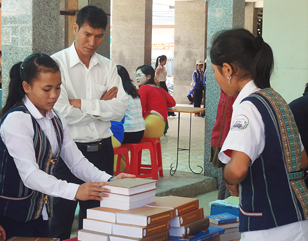 Học sinh tìm hiểu sách tại Ngày đọc sách huyện Đơn Dương