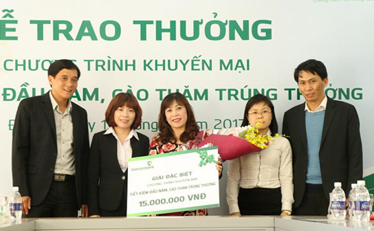 Vietcombank Lâm Đồng trao thưởng chương trình khuyến mãi "Tiết kiệm đầu năm, Cào thăm trúng thưởng"