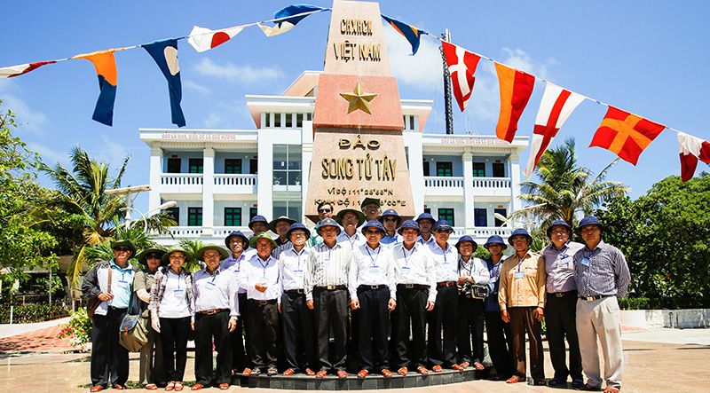 Đoàn công tác chụp hình lưu niệm bên cột mốc chủ quyền ở đảo Song Tử Tây