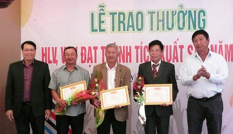 Ông Lê Đình Mật (thứ hai bên phải sang) vinh dự nhận giấy khen của Sở Văn hóa - Thể thao và Du lịch Lâm Đồng về những đóng góp cho phong trào TDTT của tỉnh trong năm 2016. Ảnh: V.T