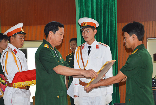 Đại tá Trần Chiến - Phó Chính ủy Bộ CHQS tỉnh tặng giấy khen cho cá nhân điển hình tiên tiến