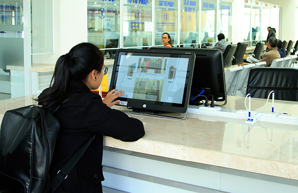 Tiếp nhận hồ sơ tại Trung tâm Hành chính tỉnh Lâm Đồng. Ảnh: Phan Nhân