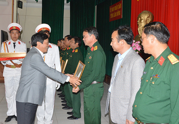 Đồng chí Đoàn Văn Việt trao bằng khen của UBND tỉnh cho các tập thể, cá nhân