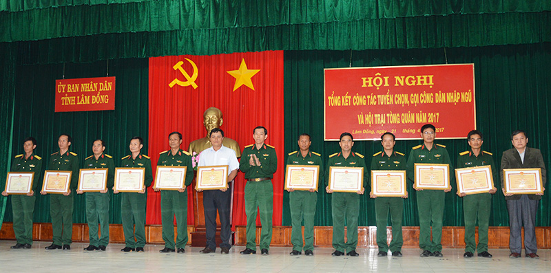Đại tá Trần Chiến trao giấy khen của Bộ CHQS tỉnh cho các tập thể