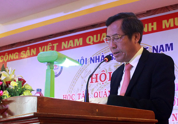 Đồng chí Thuận Hữu - Ủy viên BCH Trung ương Đảng, Tổng biên tập báo Nhân dân, Chủ tịch HNBVN phát biểu tại hội nghị