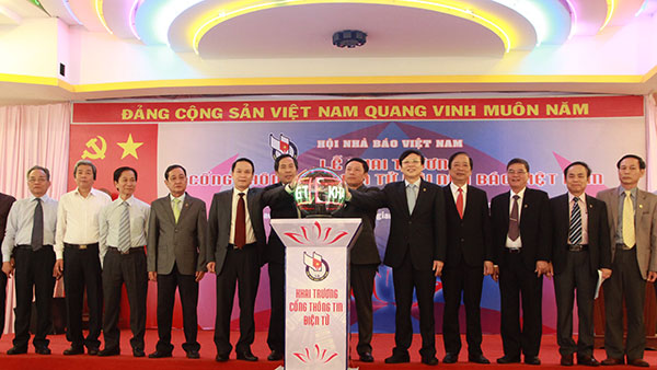 Các đại biểu khai trương cổng thông tin điện tử Hội Nhà báo Việt Nam