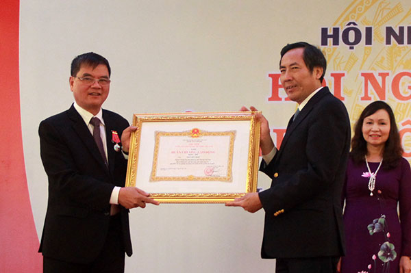 Đồng chí Thuận Hữu – UVTW Đảng, Tổng biên tập Báo Nhân dân, Chủ tịch HNBVN trao Huân chương lao động của chủ tịch nước cho các cá nhân xuất sắc