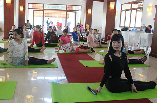 Lớp học tiền sản kết hợp yoga miễn phí cho mẹ bầu