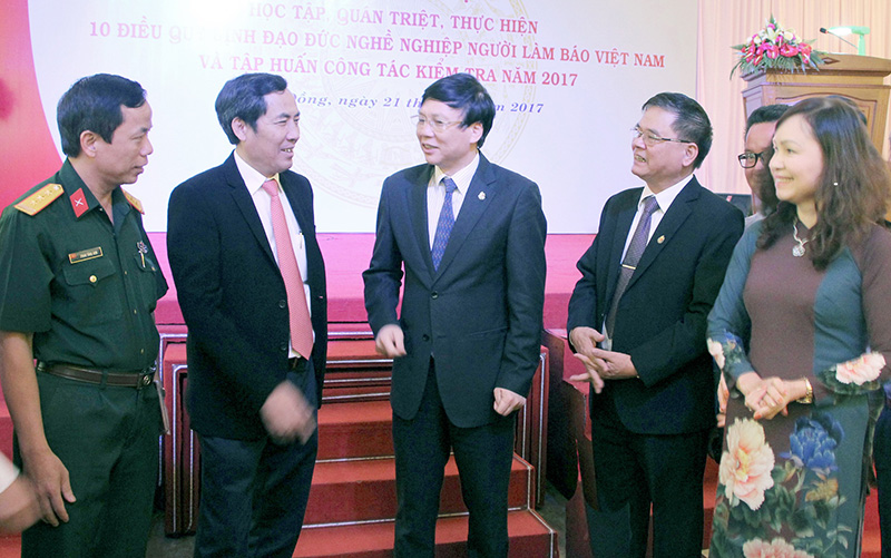 Nhà báo Thuận Hữu - Ủy viên BCH Trung ương Đảng, Tổng Biên tập Báo Nhân dân, Chủ tịch HNBVN (thứ hai, trái qua) trao đổi với các đại biểu tại hội nghị. Ảnh: Đình Đông