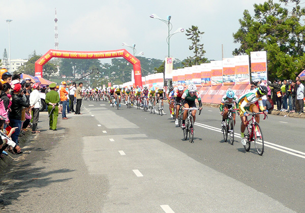 Các đội đua tranh tài vòng đua quanh bờ hồ Xuân Hương Đà Lạt trong cuộc đua Cúp Truyền hình TP HCM năm 2016