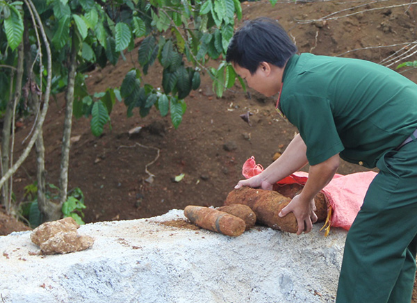 Bảo Lộc: Đổ đất làm đường phát hiện nhiều đạn pháo