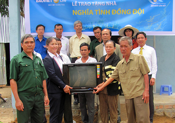 CCB tỉnh Lâm Đồng hỗ trợ xây dựng nhà “Nghĩa tình đồng đội” và trao quà cho hội viên có hoàn cảnh khó khăn. Ảnh: Đ.Tú