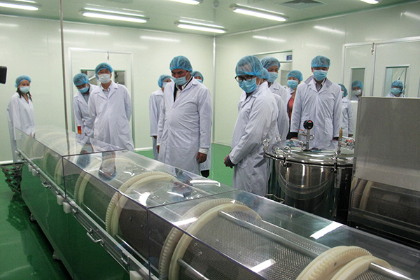 Lãnh đạo tỉnh tham quan dây chuyền thiết bị của Hàn Quốc trong sản xuất dược liệu