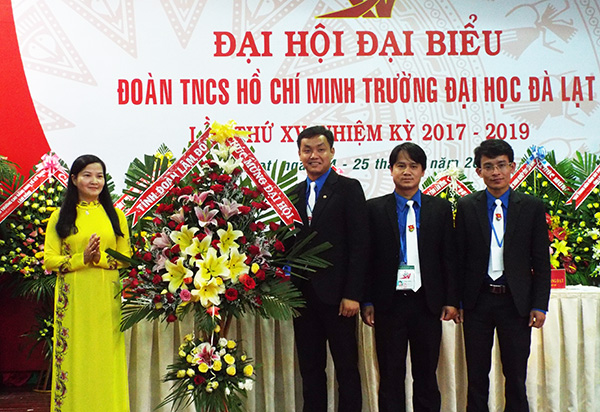 Chị Trần Thị Chúc Quỳnh – Bí thư Tỉnh Đoàn Lâm Đồng tặng hoa chúc mừng đại hội