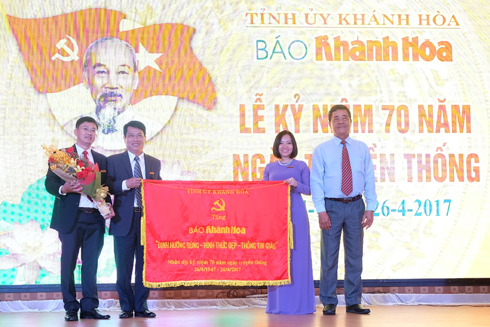 Tỉnh ủy Khánh Hòa tặng bức trướng cho Báo Khánh Hòa
