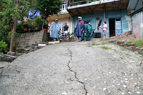 Một đường nứt trước ngõ vào số nhà 100B, Trương Công Định