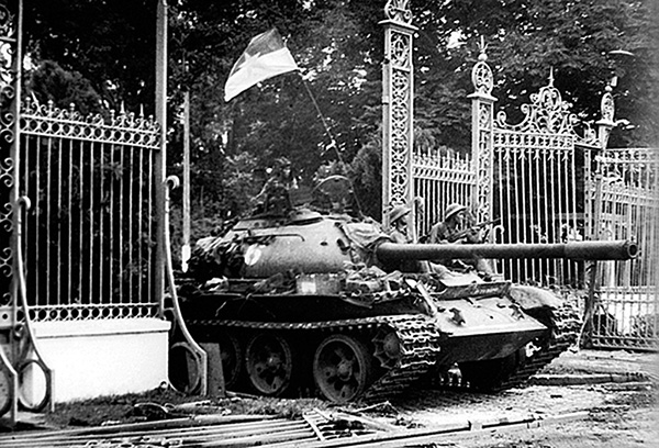 Xe tăng quân giải phóng tiến vào Dinh Độc Lập trưa ngày 3041975. Ảnh: Tư liệu