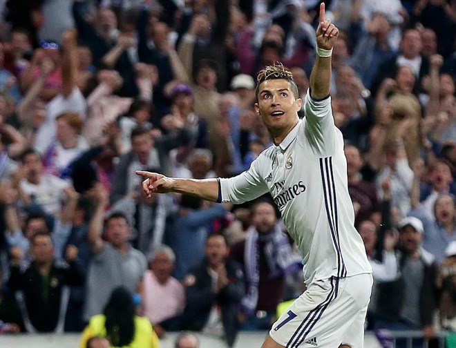 Ronaldo lập hat-trick, Real Madrid đặt 1 chân vào chung kết