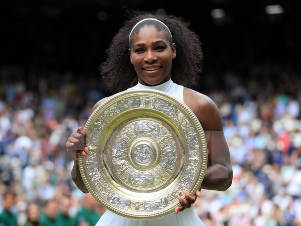 Serena Williams nhận Cúp vô địch tại chung kết đơn nữ Wimbledon 2016 ở London ngày 9/7. (Nguồn: EPA/TTXVN)
