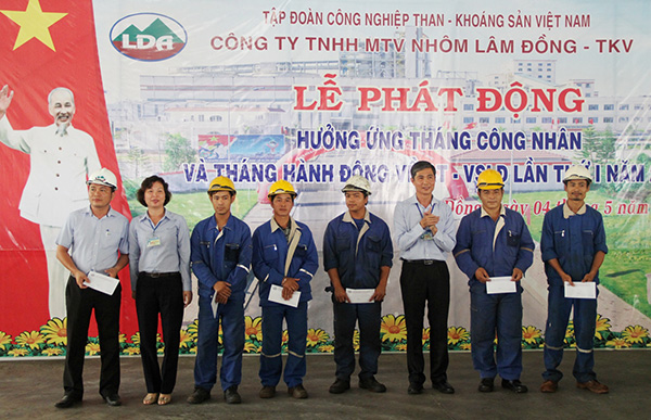 Công ty Nhôm Lâm Đồng trao quà cho các công nhân có hoàn cảnh khó khăn
