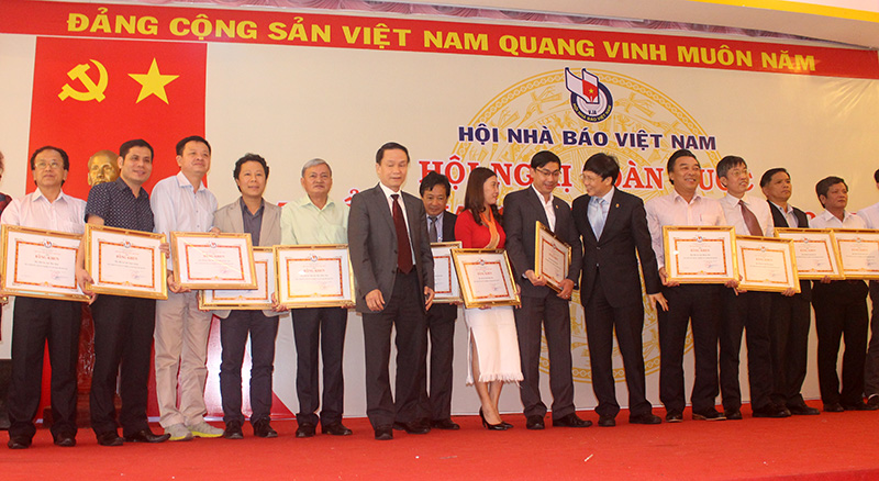 Các tập thể, cá nhân được khen thưởng vì có thành tích xuất sắc trong các phong trào thi đua của Hội Nhà báo Việt Nam năm 2016. Ảnh: N.Thu