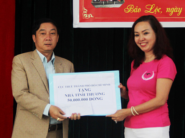 Đại diện cục thuế TP Hồ Chí Minh trao tiền xây nhà tình thương cho hộ nghèo
