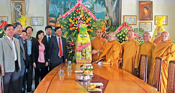 Lãnh đạo tỉnh thăm, chúc mừng Giáo hội Phật giáo tỉnh nhân dịp Lễ Phật Đản năm 2017