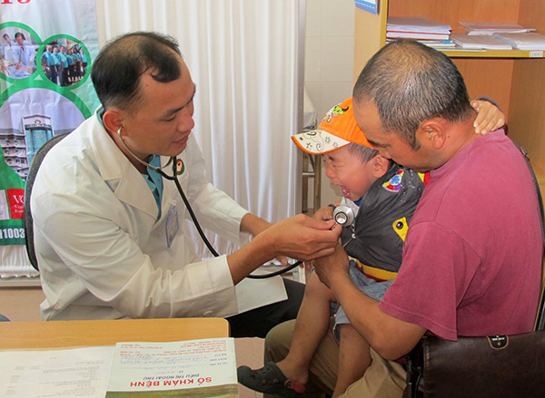 Bác sĩ Bệnh viện Tim Tâm Đức TP HCM đang khám tầm soát bệnh tim cho trẻ em